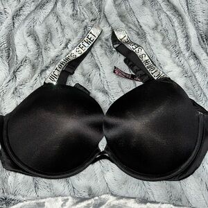 Victoria Secret 38D Black Very Sexy Shine Strap
Push-Up Bra Excellent Condition